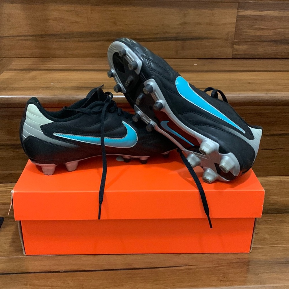 Nike soccer cleats size 8. These fit snug- I’m usually a 7-7.5. Lightly worn.